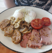 A Dublin café is serving banana with its fry-up and it’s dividing opinions 