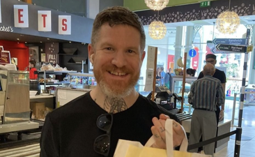 VSC say ‘thnks fr th mmrs’ as Fall Out Boy drummer pays a visit